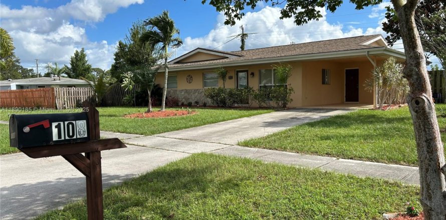 House in Port St. Lucie, Florida 3 bedrooms, 116.31 sq.m. № 1947283