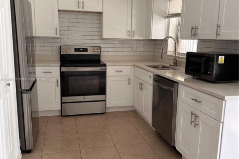 House in Port St. Lucie, Florida 3 bedrooms, 116.31 sq.m. № 1947283 - photo 10