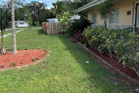 House in Port St. Lucie, Florida 3 bedrooms, 116.31 sq.m. № 1947283 - photo 6