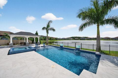 House in Wesley Chapel, Florida 5 bedrooms, 425.12 sq.m. № 1910573 - photo 11