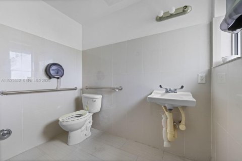 Commercial property in Wilton Manors, Florida № 1984110 - photo 14