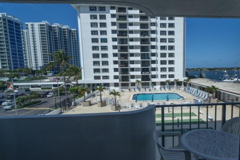 Copropriété à louer à North Palm Beach, Floride: 2 chambres, 95.5 m2 № 1155719 - photo 1