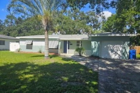 House in Saint Petersburg, Florida 2 bedrooms, 114.08 sq.m. № 1913820 - photo 1