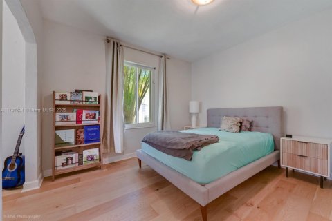 House in Coral Gables, Florida 4 bedrooms, 267.56 sq.m. № 1758896 - photo 15