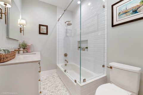 House in Coral Gables, Florida 4 bedrooms, 267.56 sq.m. № 1758896 - photo 14