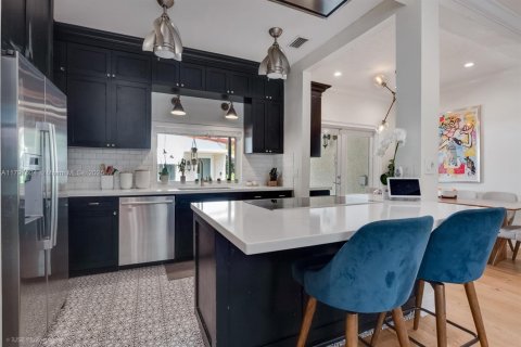 House in Coral Gables, Florida 4 bedrooms, 267.56 sq.m. № 1758896 - photo 5