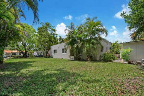 House in Coral Gables, Florida 4 bedrooms, 267.56 sq.m. № 1758896 - photo 17