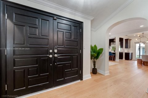 House in Coral Gables, Florida 4 bedrooms, 267.56 sq.m. № 1758896 - photo 3