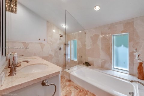 House in Coral Gables, Florida 4 bedrooms, 267.56 sq.m. № 1758896 - photo 9