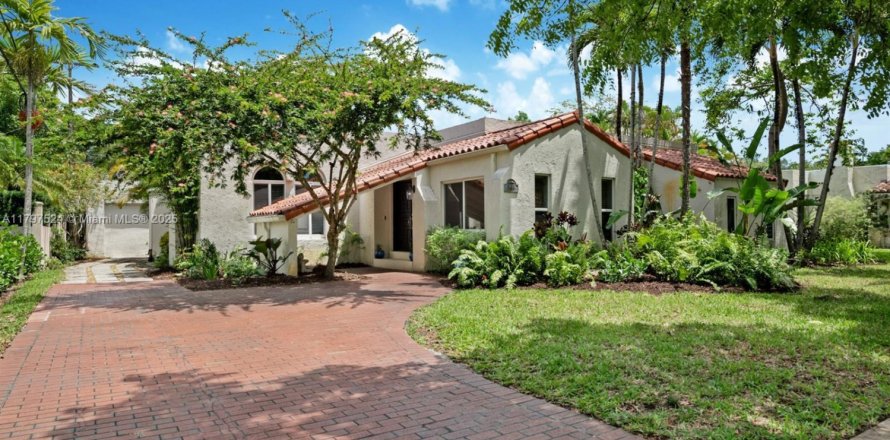 House in Coral Gables, Florida 4 bedrooms, 267.56 sq.m. № 1758896