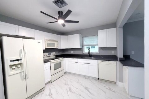 Condo in St. Lucie, Florida, 2 bedrooms № 2146663 - photo 9