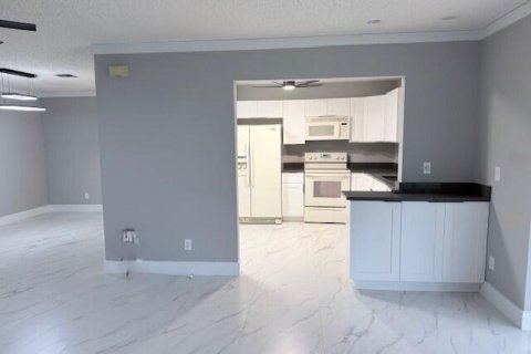 Condo in St. Lucie, Florida, 2 bedrooms № 2146663 - photo 6