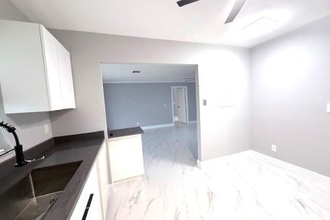 Condo in St. Lucie, Florida, 2 bedrooms № 2146663 - photo 11