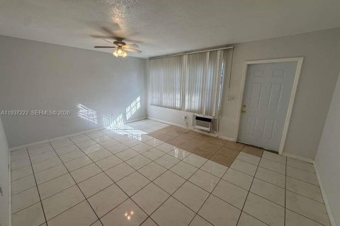 Снять в аренду кондоминиум в Норт-Майами-Бич, Флорида 1 спальня, 60.67м2, № 1995102 - фото 4