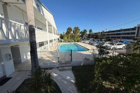 Снять в аренду кондоминиум в Норт-Майами-Бич, Флорида 1 спальня, 60.67м2, № 1995102 - фото 14