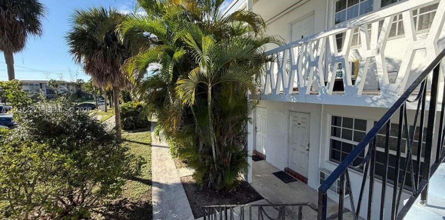 Кондоминиум с 1 спальней в Норт-Майами-Бич, Флорида № 1995102