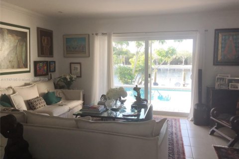 House in Coral Gables, Florida 5 bedrooms, 304.25 sq.m. № 1702218 - photo 8