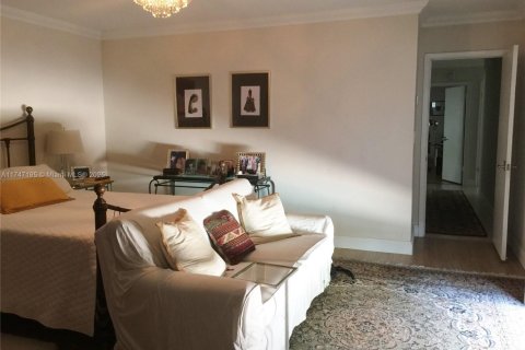 House in Coral Gables, Florida 5 bedrooms, 304.25 sq.m. № 1702218 - photo 18