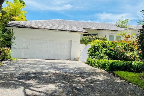 House in Coral Gables, Florida 5 bedrooms, 304.25 sq.m. № 1702218 - photo 3