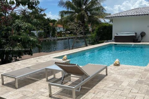 House in Coral Gables, Florida 5 bedrooms, 304.25 sq.m. № 1702218 - photo 30
