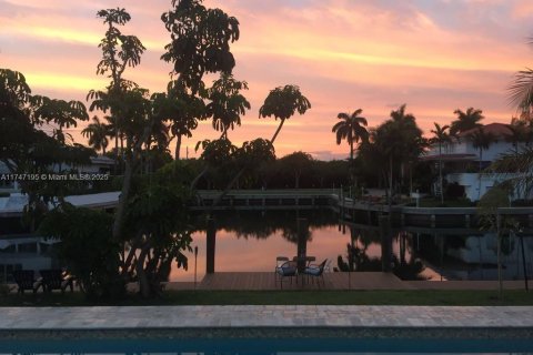 House in Coral Gables, Florida 5 bedrooms, 304.25 sq.m. № 1702218 - photo 1