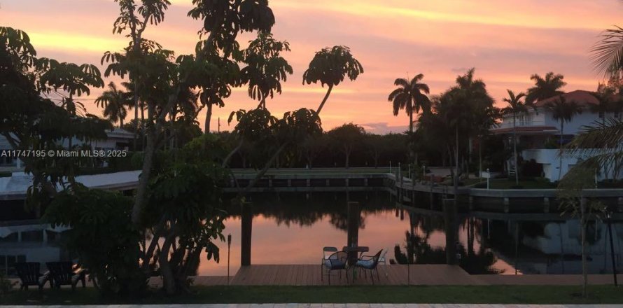 House in Coral Gables, Florida 5 bedrooms, 304.25 sq.m. № 1702218