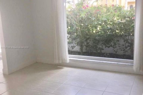 House in Coral Gables, Florida 5 bedrooms, 304.25 sq.m. № 1702218 - photo 6