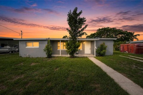 Casa en Port Charlotte, Florida 3 dormitorios, 93.92 m2 № 2109797