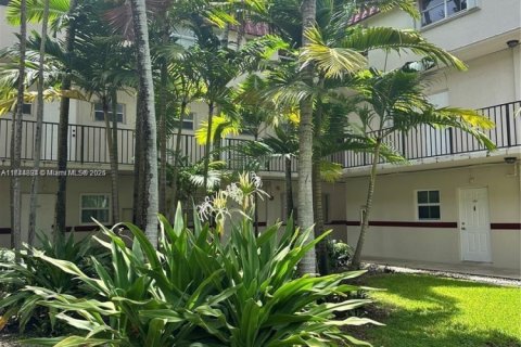 Condo in Pinecrest, Florida, 1 bedroom  № 1859740 - photo 3