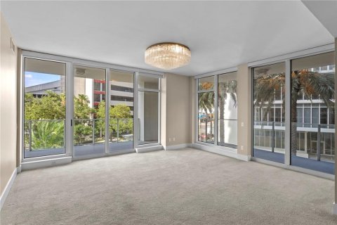 Condo in Saint Petersburg, Florida, 2 bedrooms  № 2289578 - photo 2