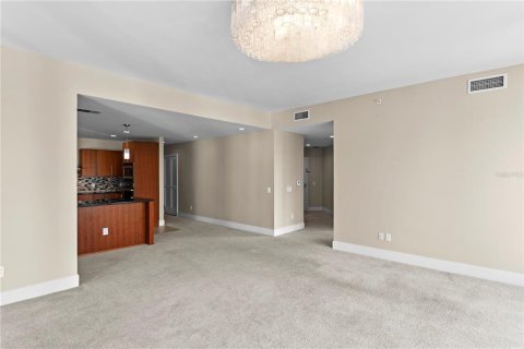 Condo in Saint Petersburg, Florida, 2 bedrooms  № 2289578 - photo 11