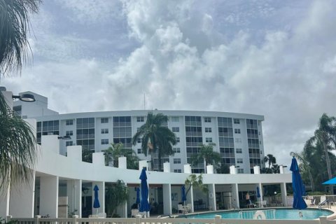 Condo in Pompano Beach, Florida, 2 bedrooms  № 2394727 - photo 23
