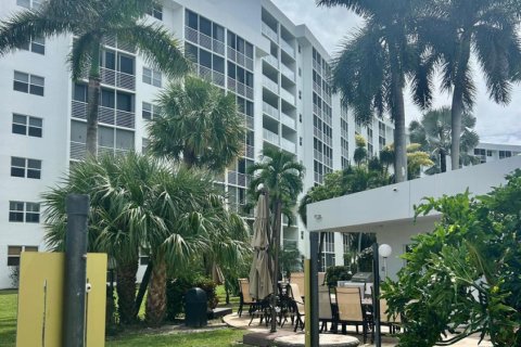Condo in Pompano Beach, Florida, 2 bedrooms  № 2394727 - photo 22