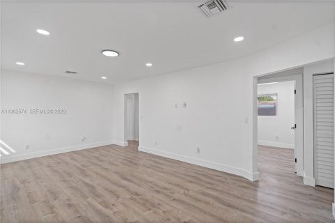 House in Miami Gardens, Florida 4 bedrooms, 115.2 sq.m. № 2080948 - photo 5