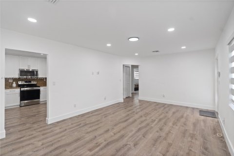 House in Miami Gardens, Florida 4 bedrooms, 115.2 sq.m. № 2080948 - photo 6
