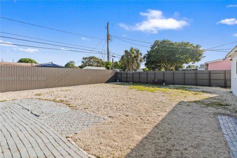 House in Miami Gardens, Florida 4 bedrooms, 115.2 sq.m. № 2080948 - photo 22
