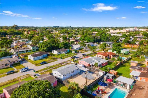 House in Miami Gardens, Florida 4 bedrooms, 115.2 sq.m. № 2080948 - photo 27