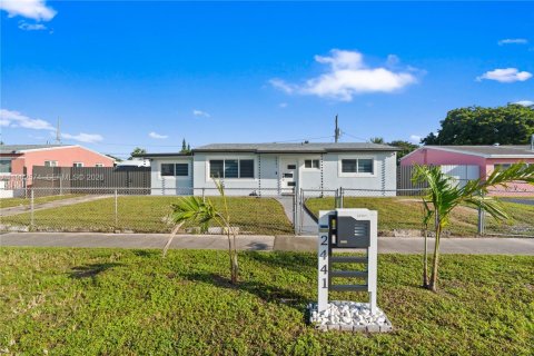House in Miami Gardens, Florida 4 bedrooms, 115.2 sq.m. № 2080948