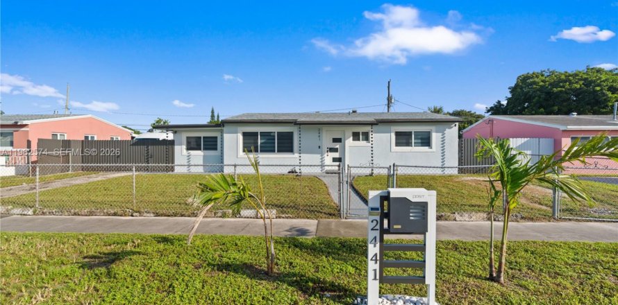 House in Miami Gardens, Florida 4 bedrooms, 115.2 sq.m. № 2080948