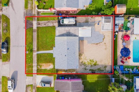 House in Miami Gardens, Florida 4 bedrooms, 115.2 sq.m. № 2080948 - photo 28