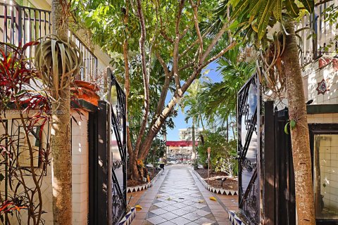 Снять в аренду квартиру в Майами-Бич, Флорида 1 спальня, 291.16м2, № 2007743 - фото 2