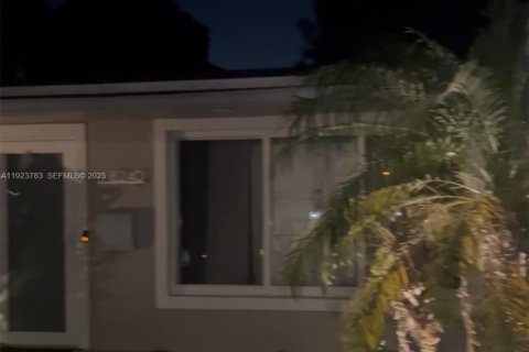 Villa ou maison à louer à Sunrise, Floride: 4 chambres, 177.26 m2 № 1982132 - photo 9