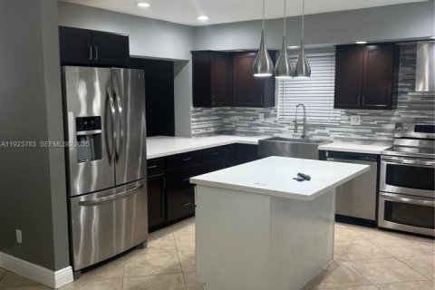 Villa ou maison à louer à Sunrise, Floride: 4 chambres, 177.26 m2 № 1982132 - photo 6