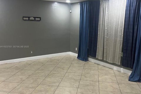 Villa ou maison à louer à Sunrise, Floride: 4 chambres, 177.26 m2 № 1982132 - photo 5