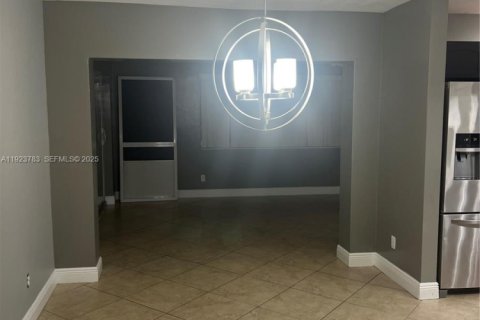 Villa ou maison à louer à Sunrise, Floride: 4 chambres, 177.26 m2 № 1982132 - photo 7