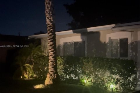 Villa ou maison à louer à Sunrise, Floride: 4 chambres, 177.26 m2 № 1982132 - photo 8