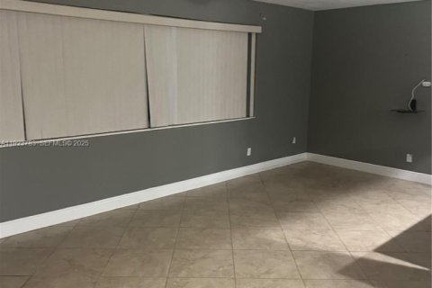 Villa ou maison à louer à Sunrise, Floride: 4 chambres, 177.26 m2 № 1982132 - photo 1