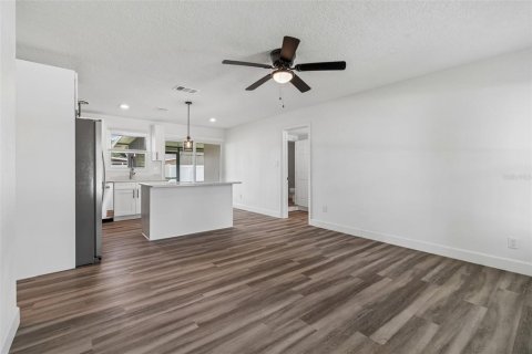 Casa en venta en Tampa, Florida, 4 dormitorios, 106.56 m2 № 2199641 - foto 3