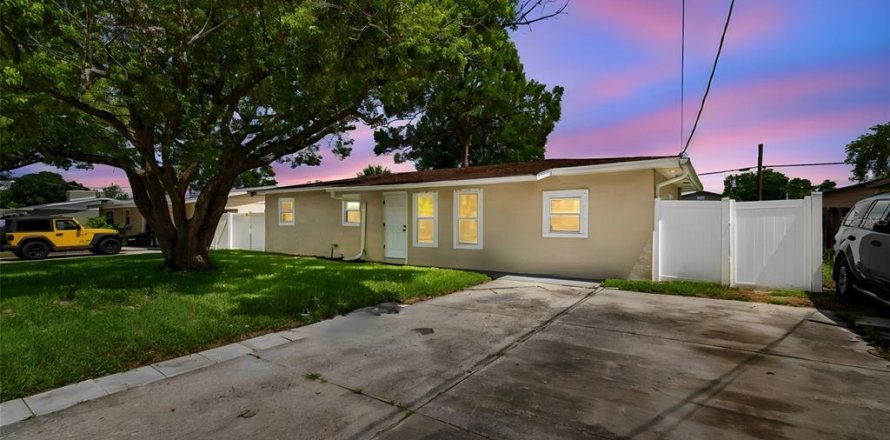 Casa en Tampa, Florida 4 dormitorios, 106.56 m2 № 2199641