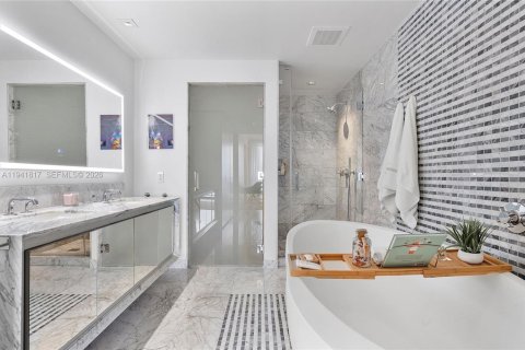Condo in Miami, Florida, 4 bedrooms  № 2025978 - photo 17